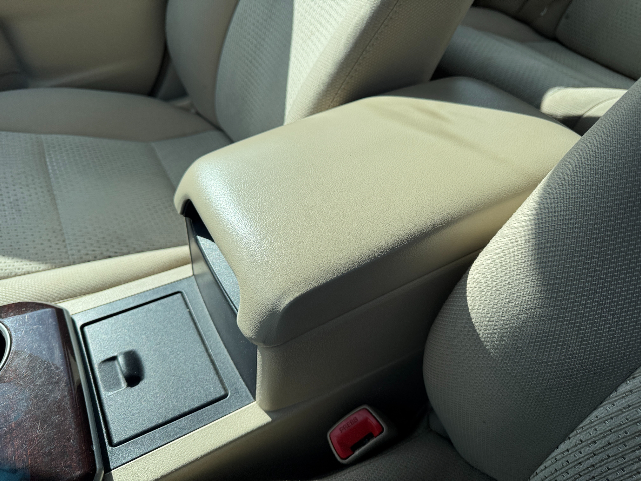 Toyota Camry 4dr Sdn I4 Auto XLE (Natl) 2014