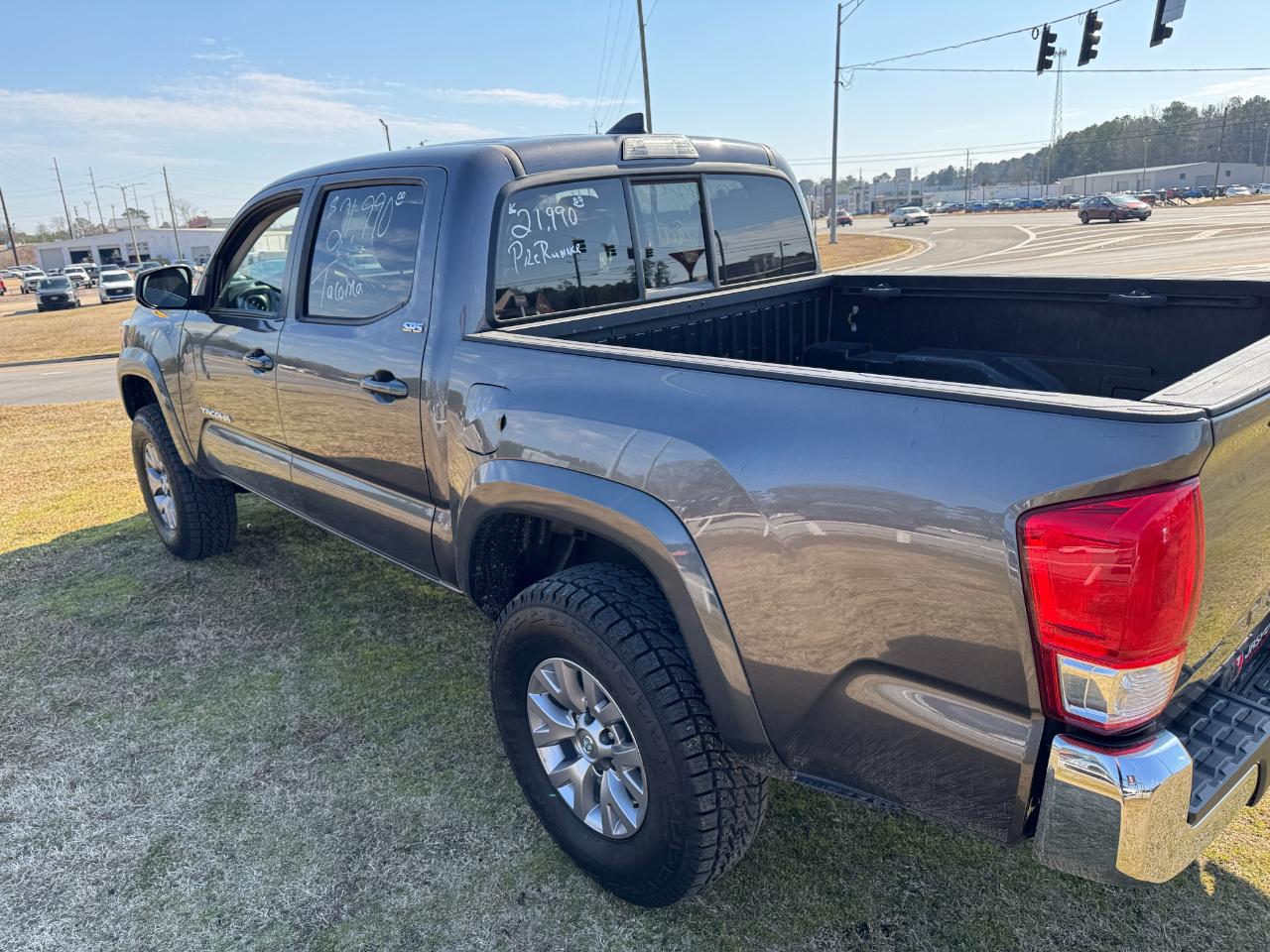 Toyota Tacoma SR5 Double Cab 5' Bed V6 4x2 AT (Natl) 2017