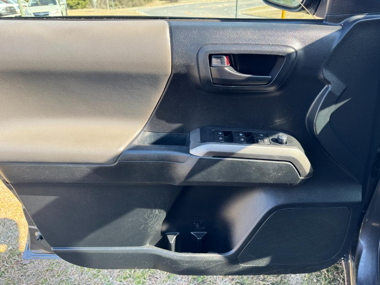 Toyota Tacoma SR5 Double Cab 5' Bed V6 4x2 AT (Natl) 2017