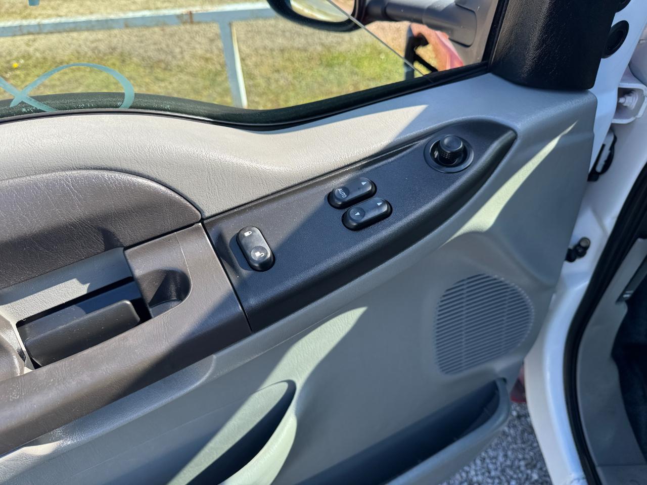 Ford Super Duty F-350 DRW 2WD Reg Cab 141" WB 60" CA XL 2007