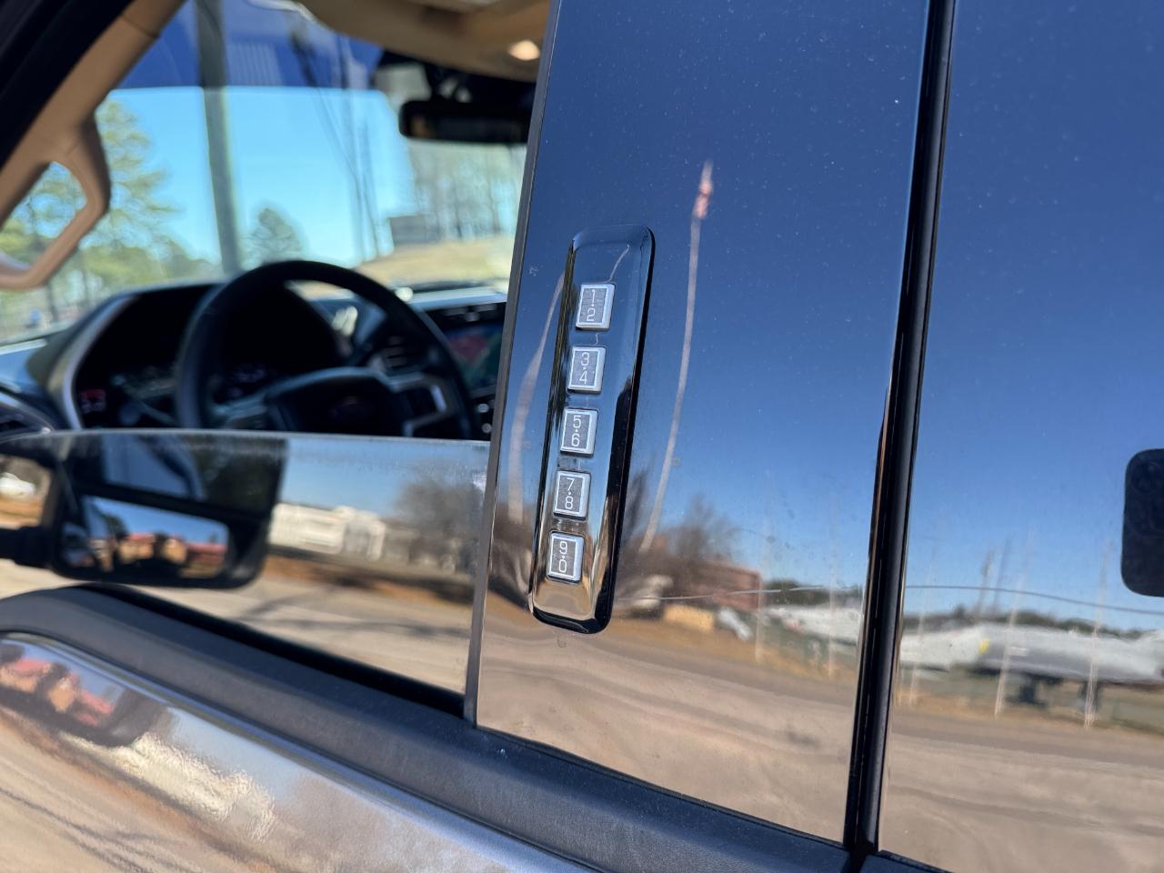 Ford Super Duty F-250 SRW King Ranch 4WD Crew Cab 8' Box 2017