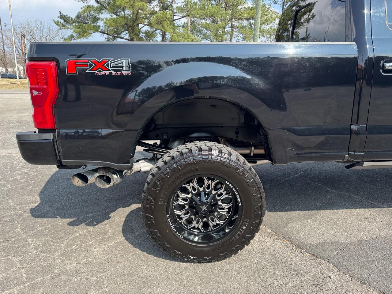 Ford Super Duty F-250 SRW Platinum 4WD Crew Cab 8' Box 2017