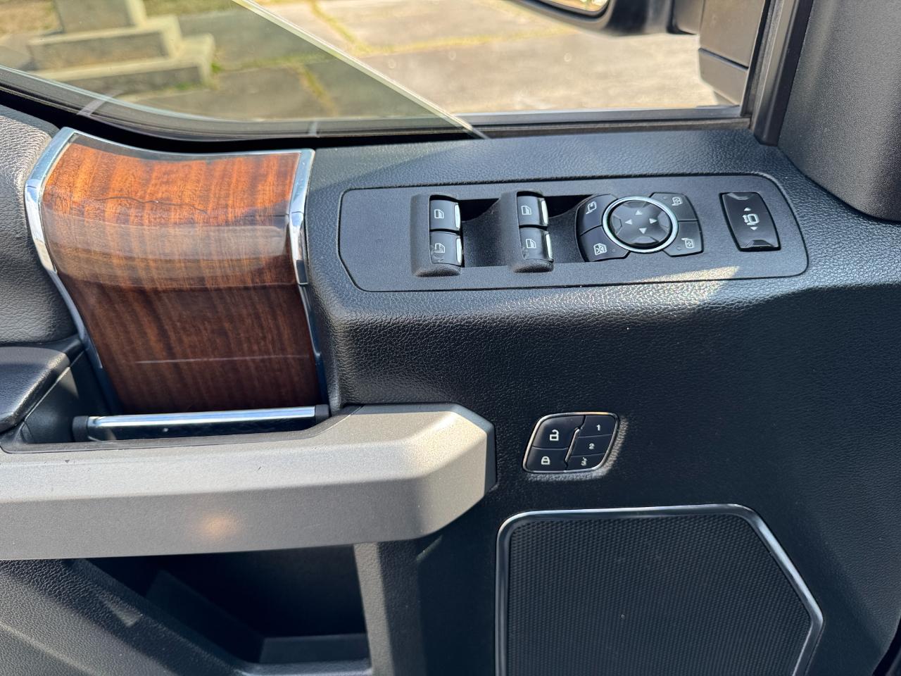 Ford Super Duty F-250 SRW Platinum 4WD Crew Cab 8' Box 2017