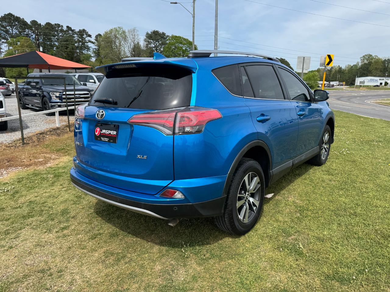 Toyota RAV4 XLE FWD (Natl) 2018