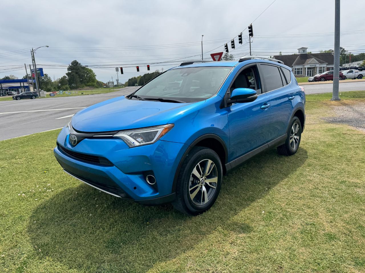 Toyota RAV4 XLE FWD (Natl) 2018