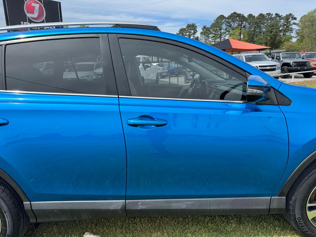 Toyota RAV4 XLE FWD (Natl) 2018