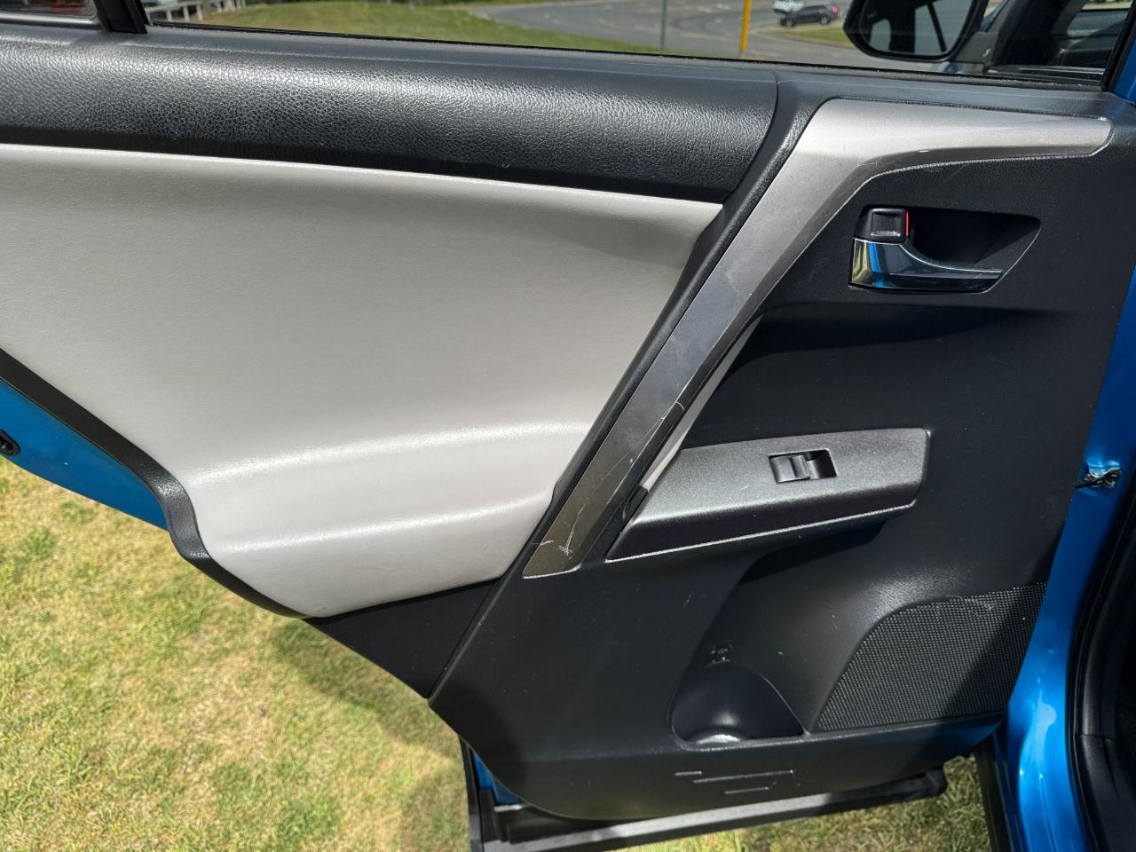 Toyota RAV4 XLE FWD (Natl) 2018