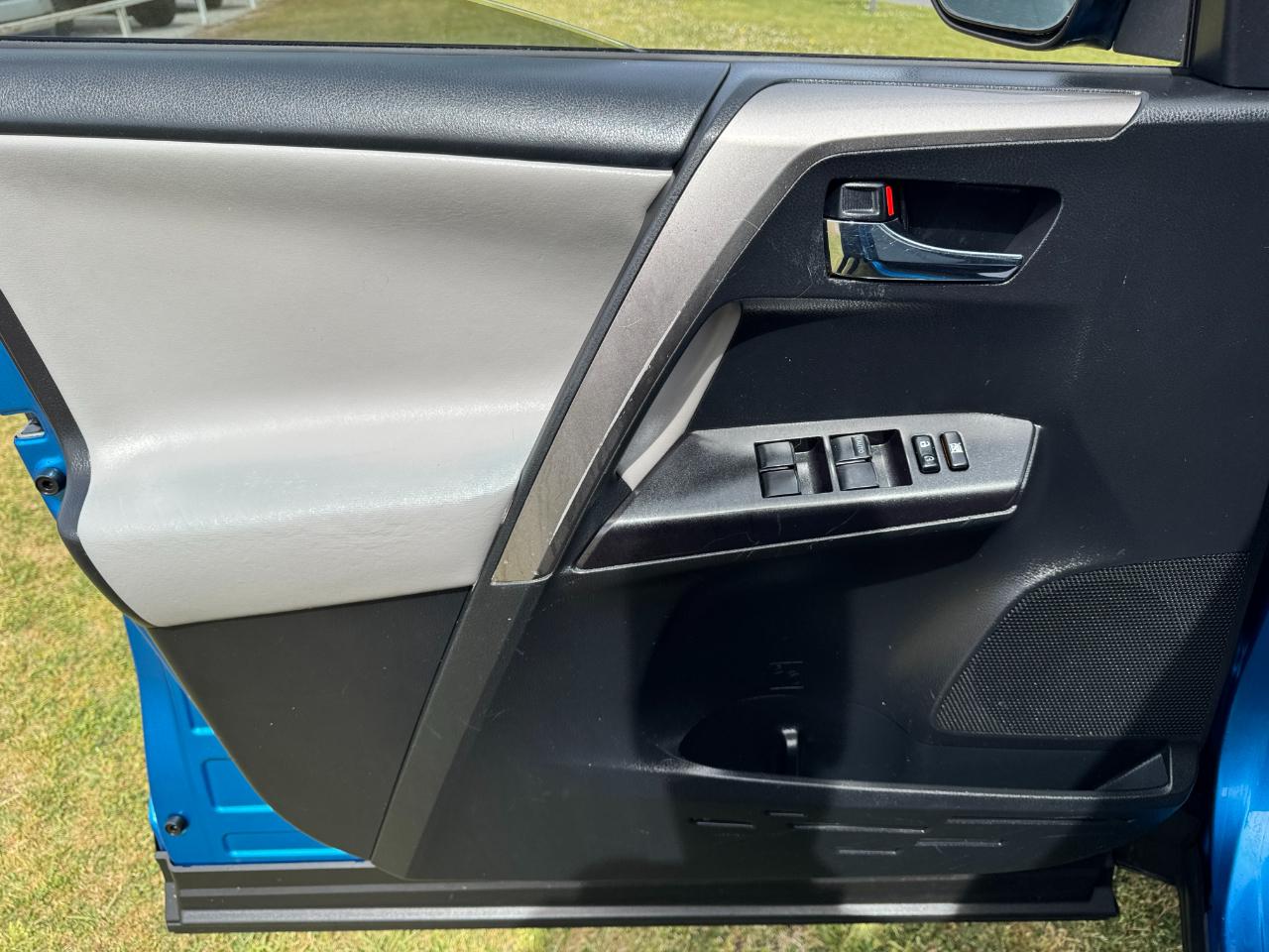 Toyota RAV4 XLE FWD (Natl) 2018