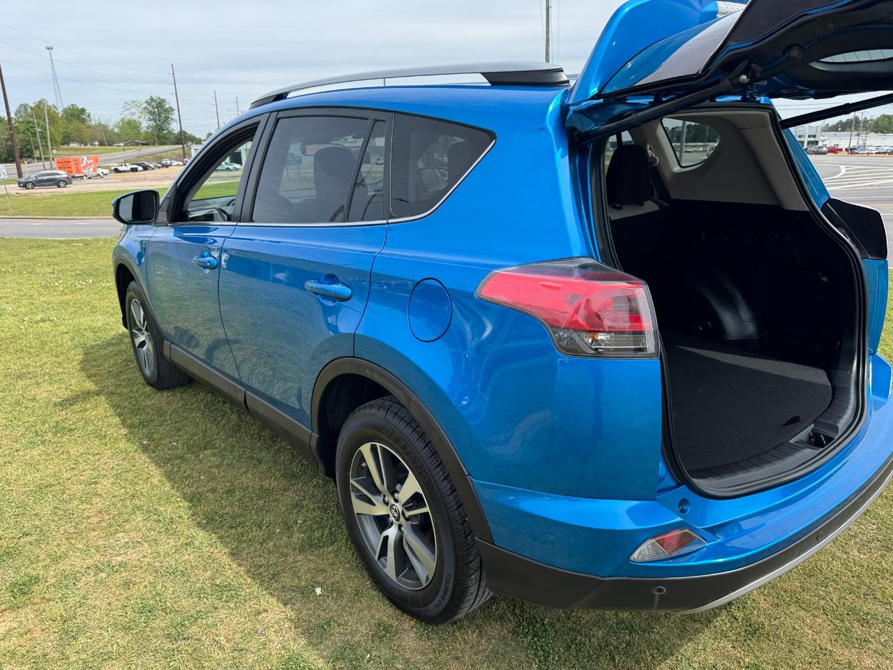 Toyota RAV4 XLE FWD (Natl) 2018