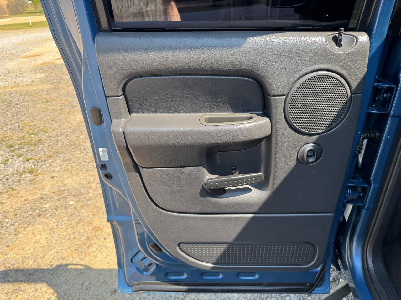 Dodge Ram 1500 4dr Quad Cab 140.5" WB 4WD SLT 2005