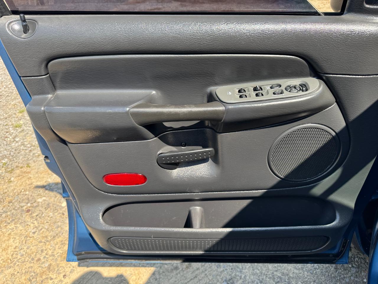 Dodge Ram 1500 4dr Quad Cab 140.5" WB 4WD SLT 2005