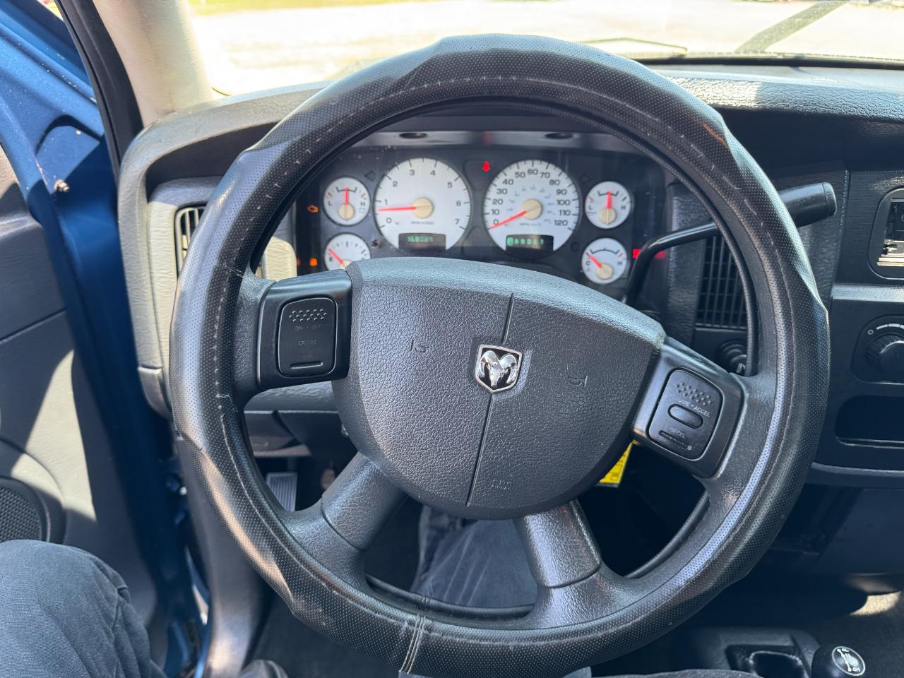 Dodge Ram 1500 4dr Quad Cab 140.5" WB 4WD SLT 2005