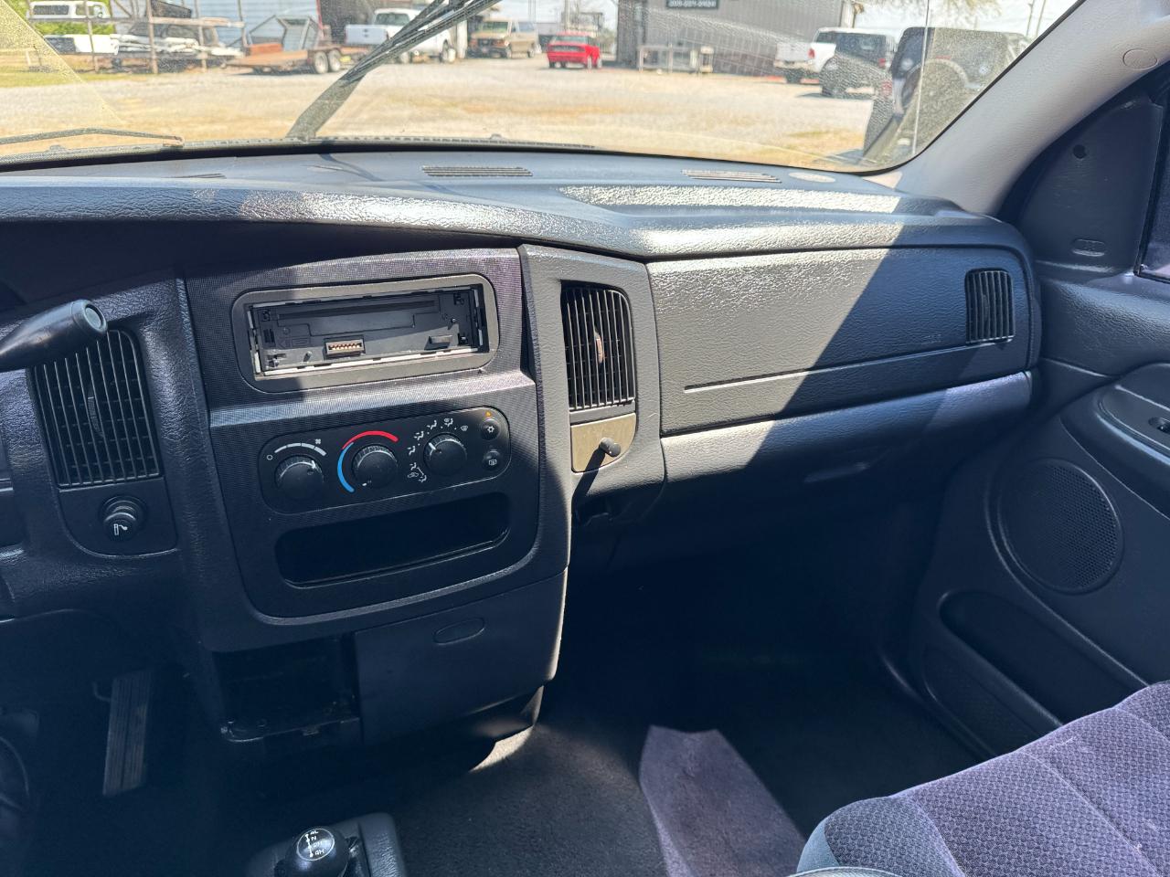 Dodge Ram 1500 4dr Quad Cab 140.5" WB 4WD SLT 2005