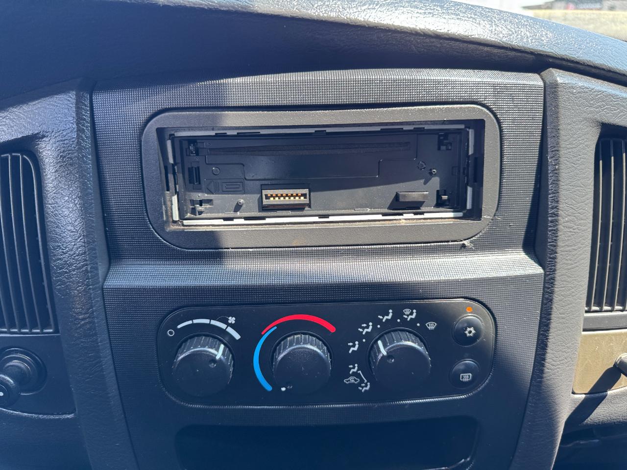 Dodge Ram 1500 4dr Quad Cab 140.5" WB 4WD SLT 2005