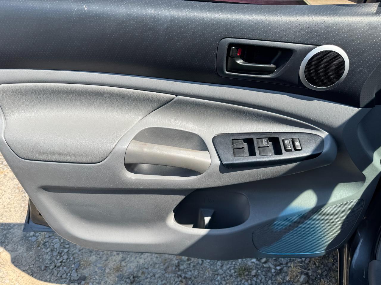 Toyota Tacoma 4WD Double Cab V6 AT (Natl) 2015