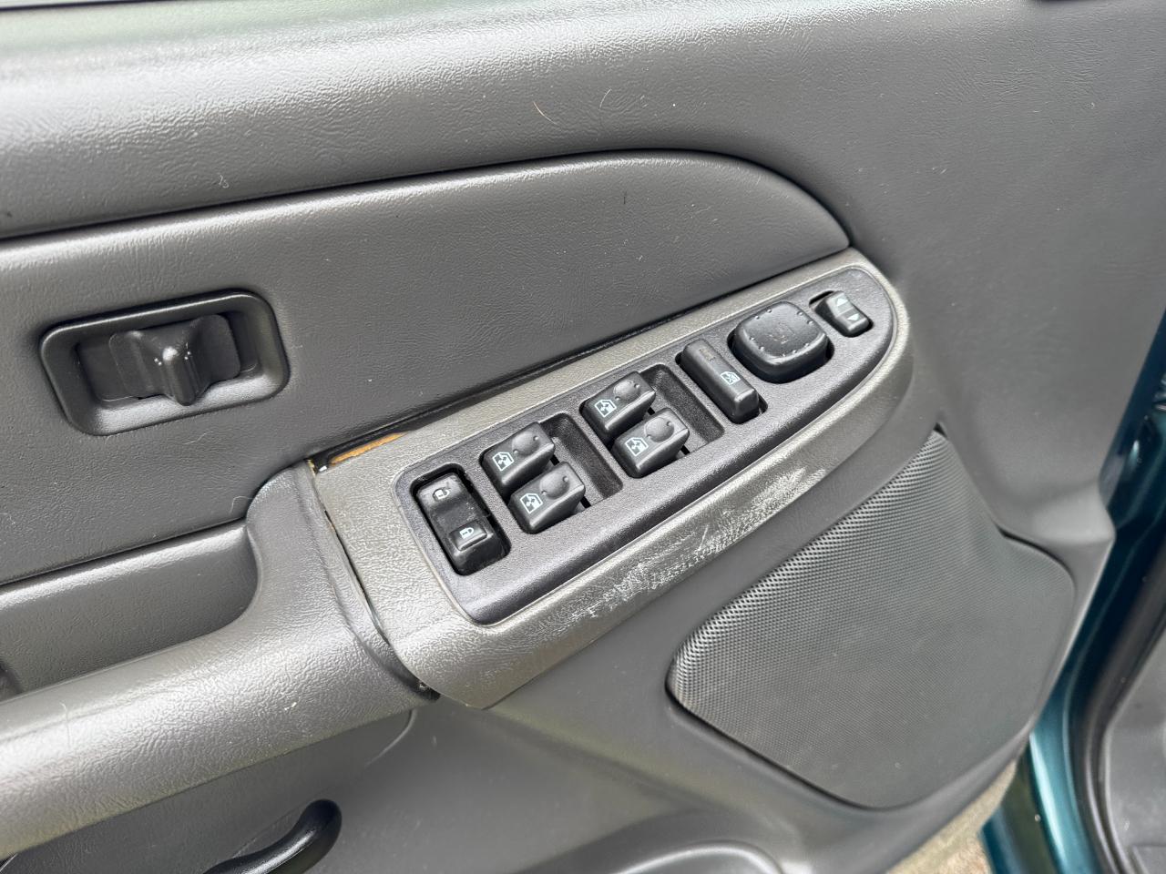 Chevrolet Silverado 2500HD Crew Cab 153" WB 4WD LS 2004