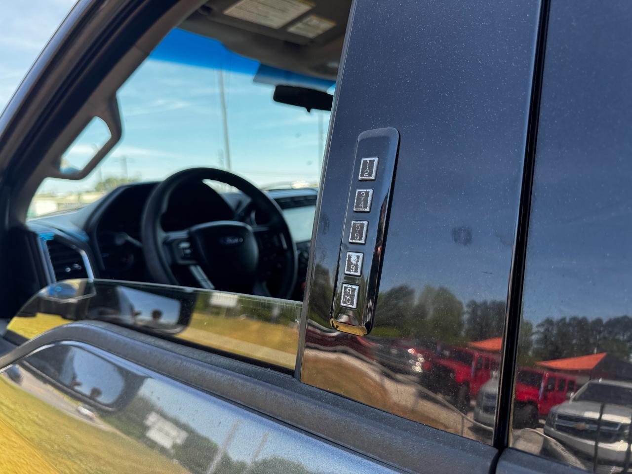 Ford Super Duty F-250 SRW XLT 4WD Crew Cab 8' Box 2017