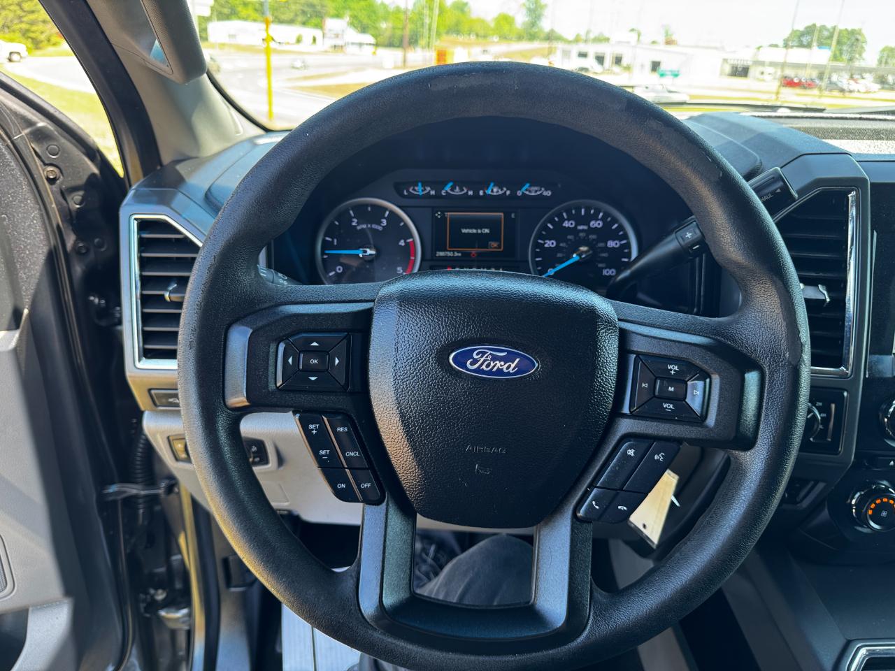 Ford Super Duty F-250 SRW XLT 4WD Crew Cab 8' Box 2017