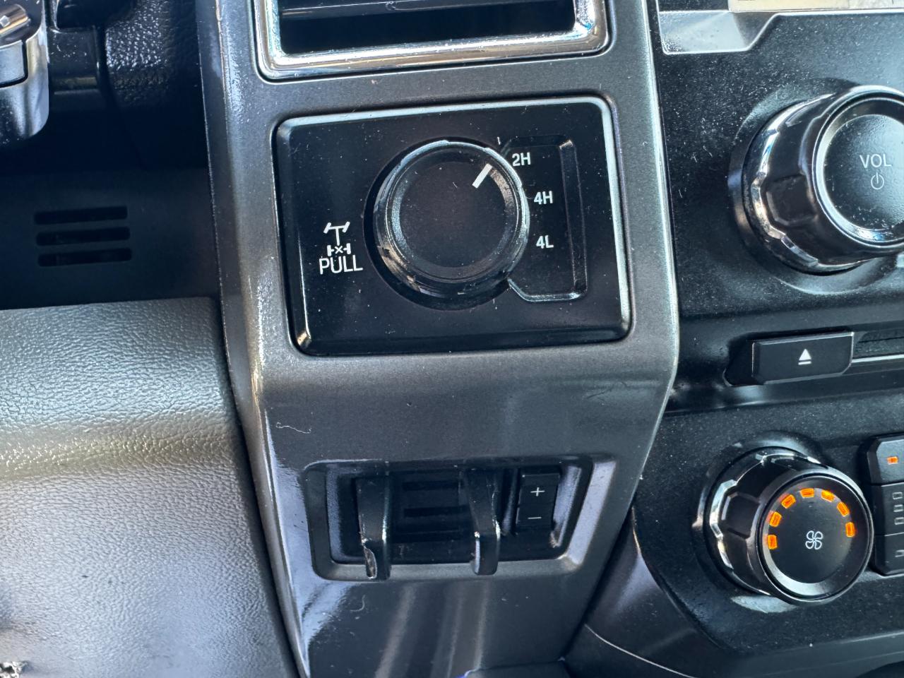 Ford Super Duty F-250 SRW XLT 4WD Crew Cab 8' Box 2017