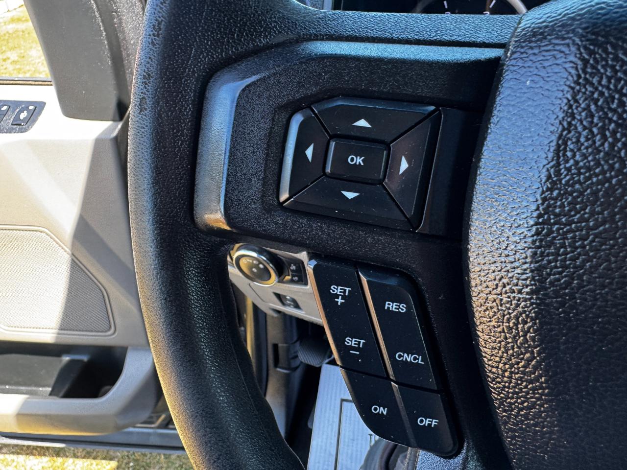 Ford Super Duty F-250 SRW XLT 4WD Crew Cab 8' Box 2017