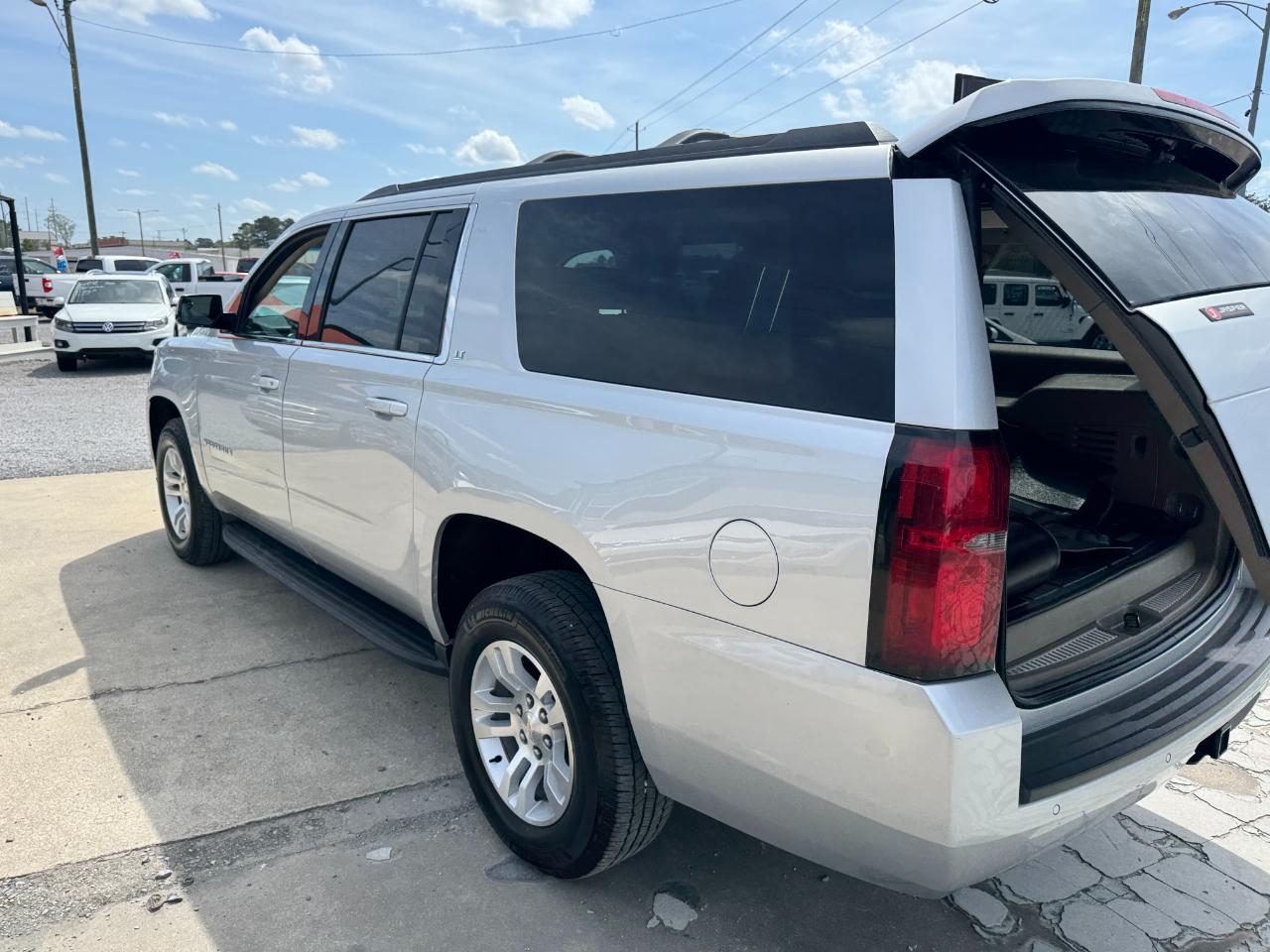 Chevrolet Suburban 2WD 4dr 1500 LT 2019