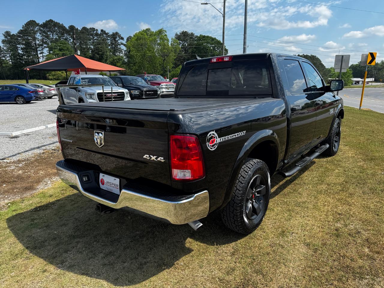 RAM 1500 4WD Crew Cab 140.5" Outdoorsman 2015