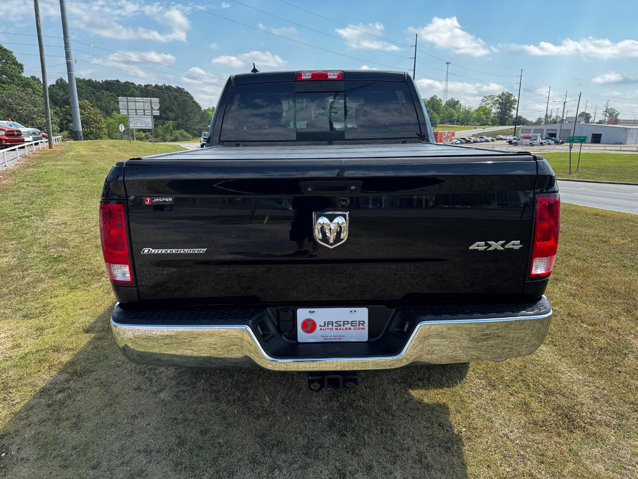 RAM 1500 4WD Crew Cab 140.5" Outdoorsman 2015