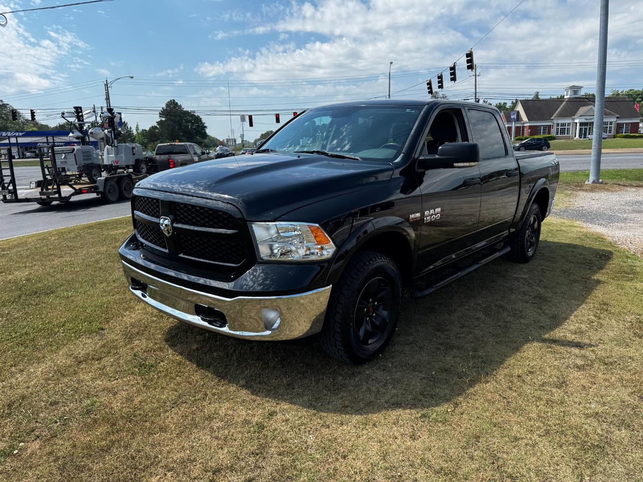 RAM 1500 4WD Crew Cab 140.5" Outdoorsman 2015