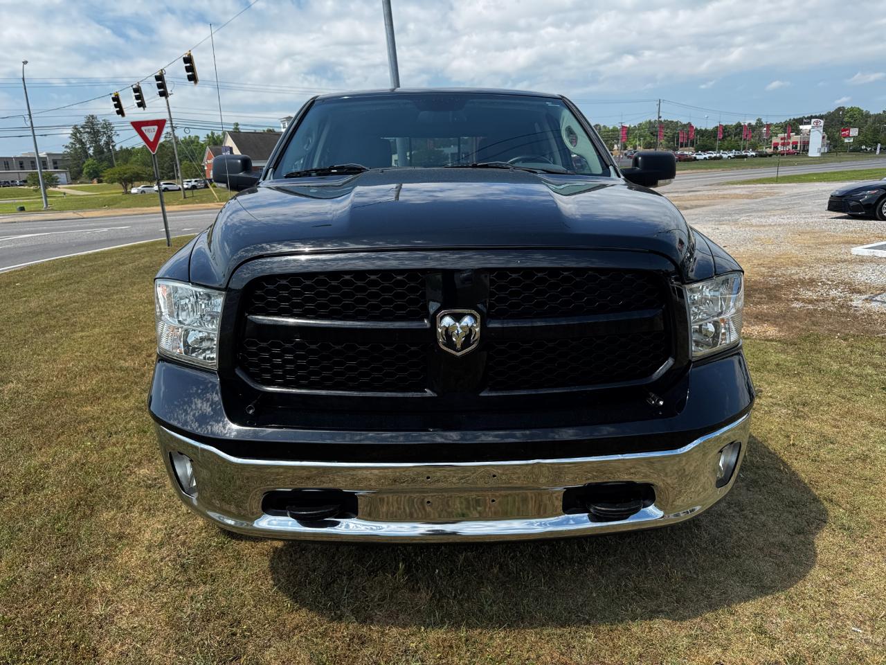 RAM 1500 4WD Crew Cab 140.5" Outdoorsman 2015