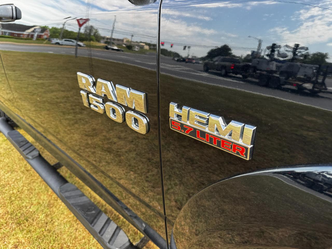 RAM 1500 4WD Crew Cab 140.5" Outdoorsman 2015