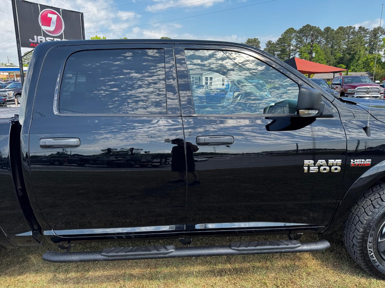 RAM 1500 4WD Crew Cab 140.5" Outdoorsman 2015