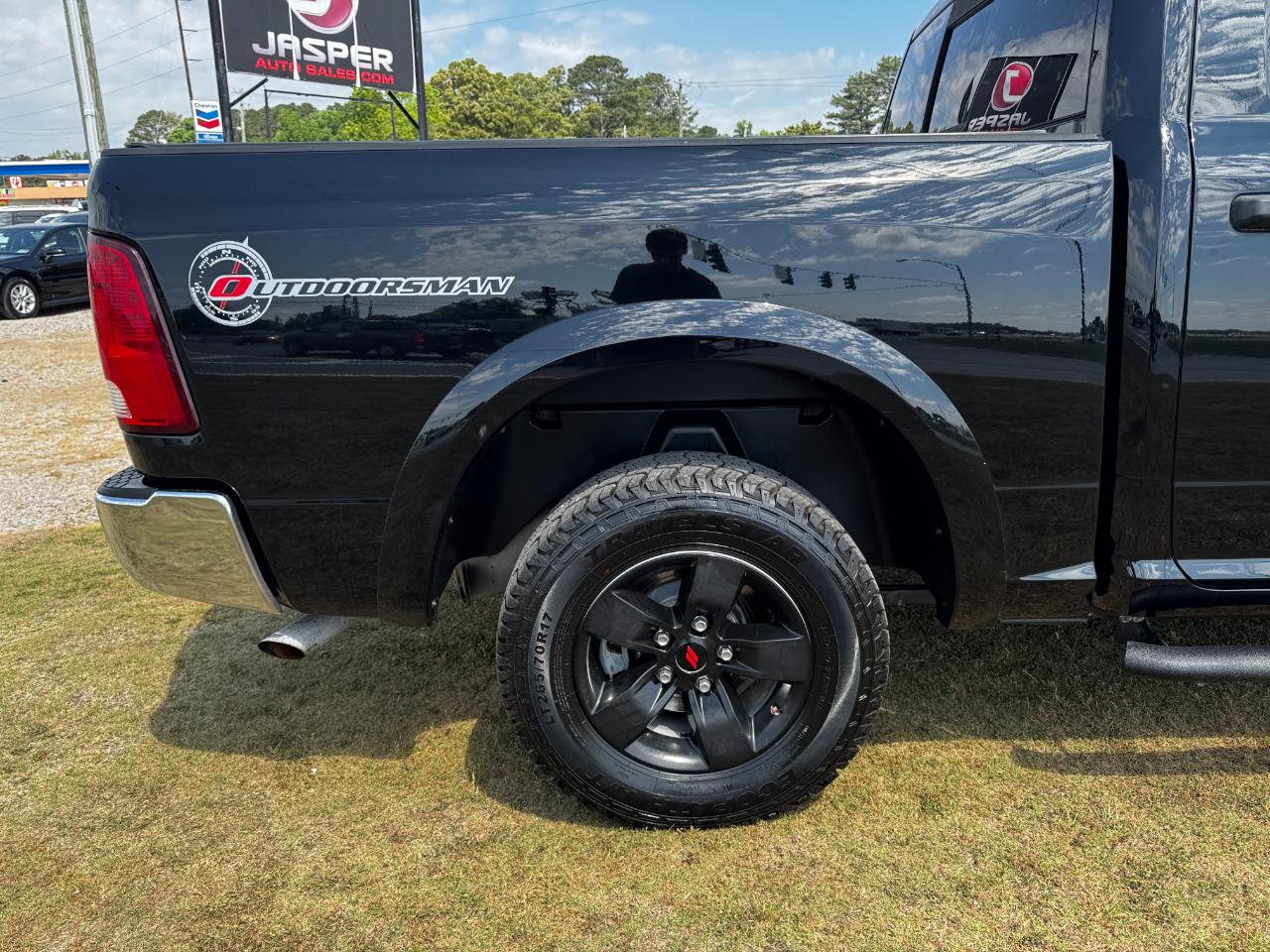 RAM 1500 4WD Crew Cab 140.5" Outdoorsman 2015