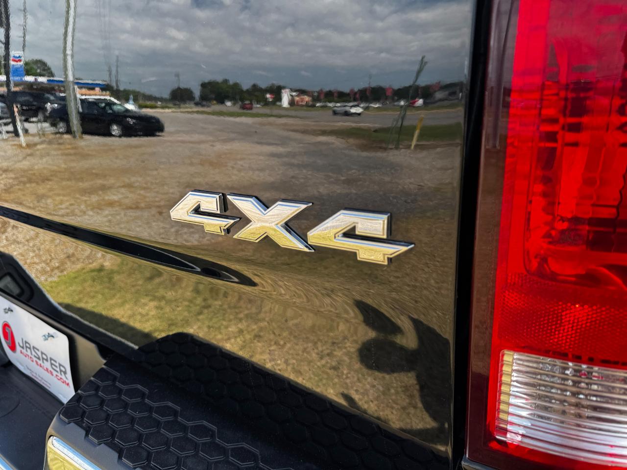 RAM 1500 4WD Crew Cab 140.5" Outdoorsman 2015