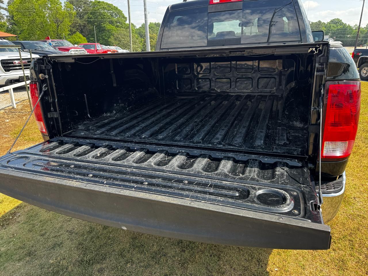 RAM 1500 4WD Crew Cab 140.5" Outdoorsman 2015