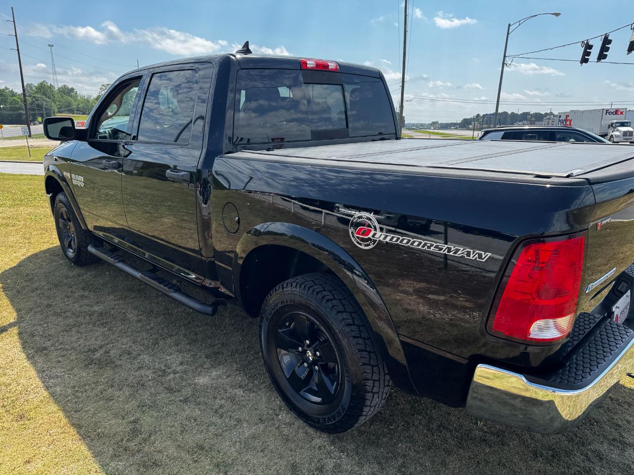 RAM 1500 4WD Crew Cab 140.5" Outdoorsman 2015