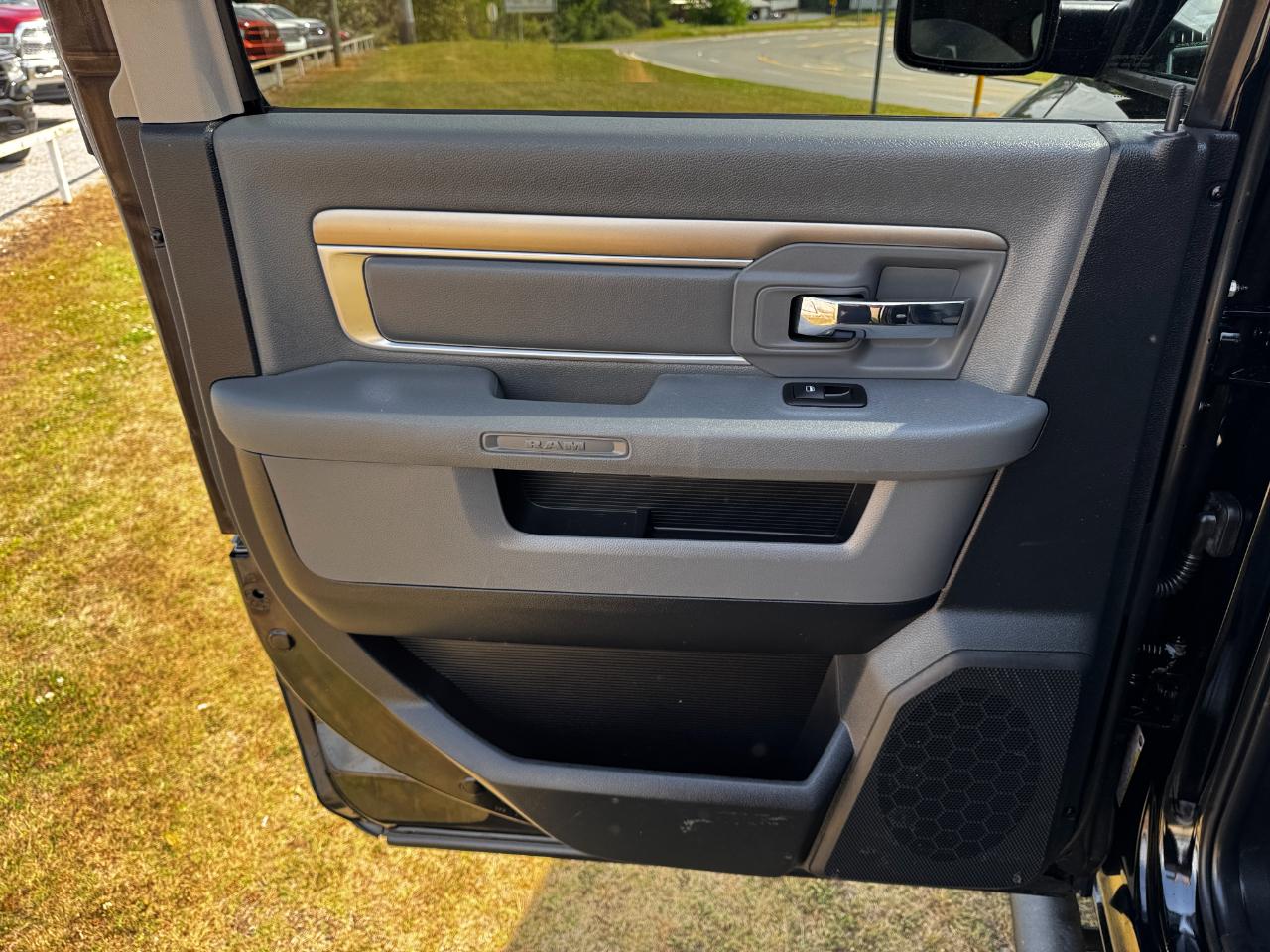 RAM 1500 4WD Crew Cab 140.5" Outdoorsman 2015