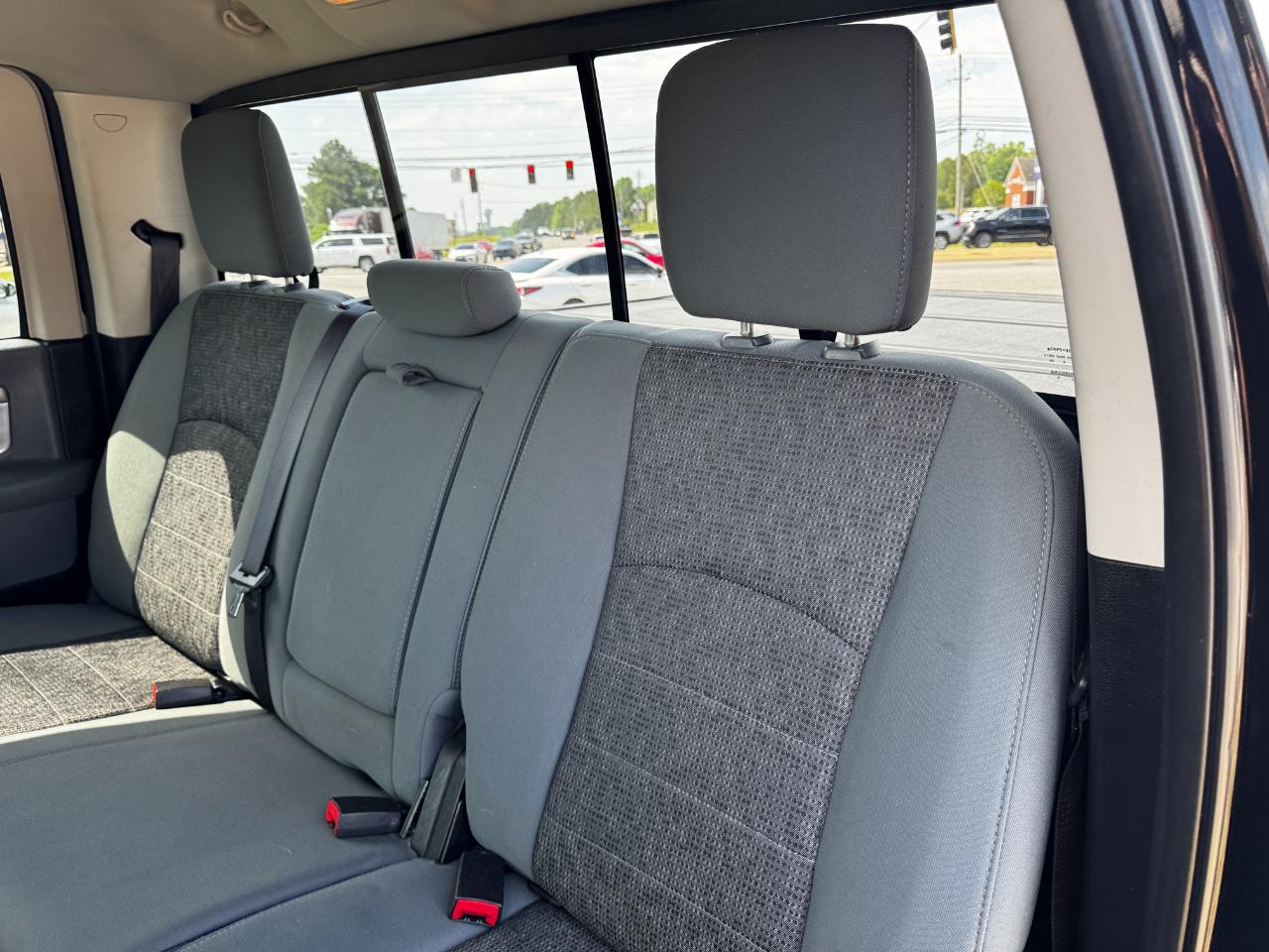 RAM 1500 4WD Crew Cab 140.5" Outdoorsman 2015