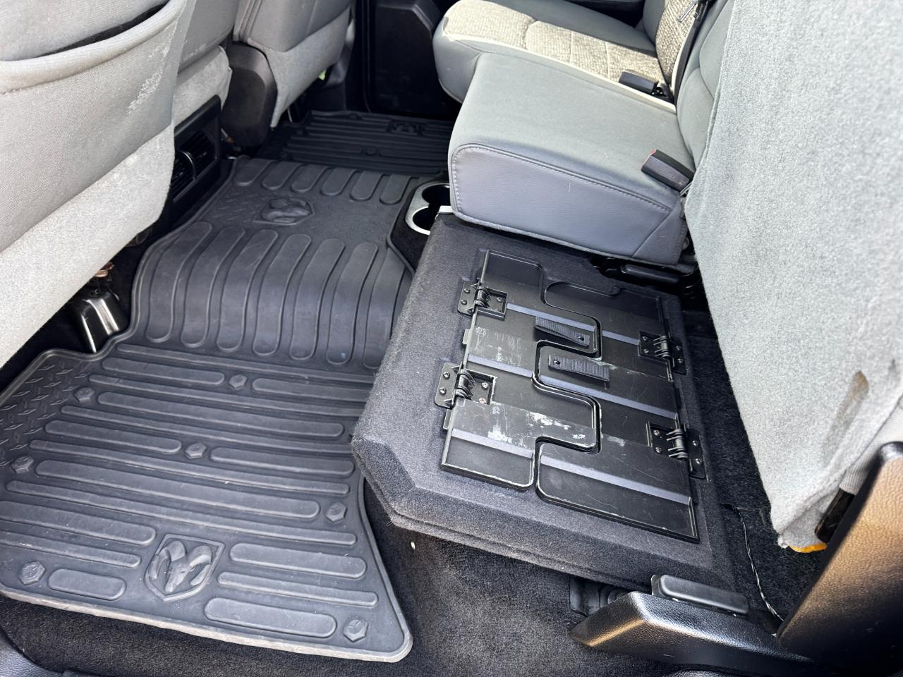 RAM 1500 4WD Crew Cab 140.5" Outdoorsman 2015