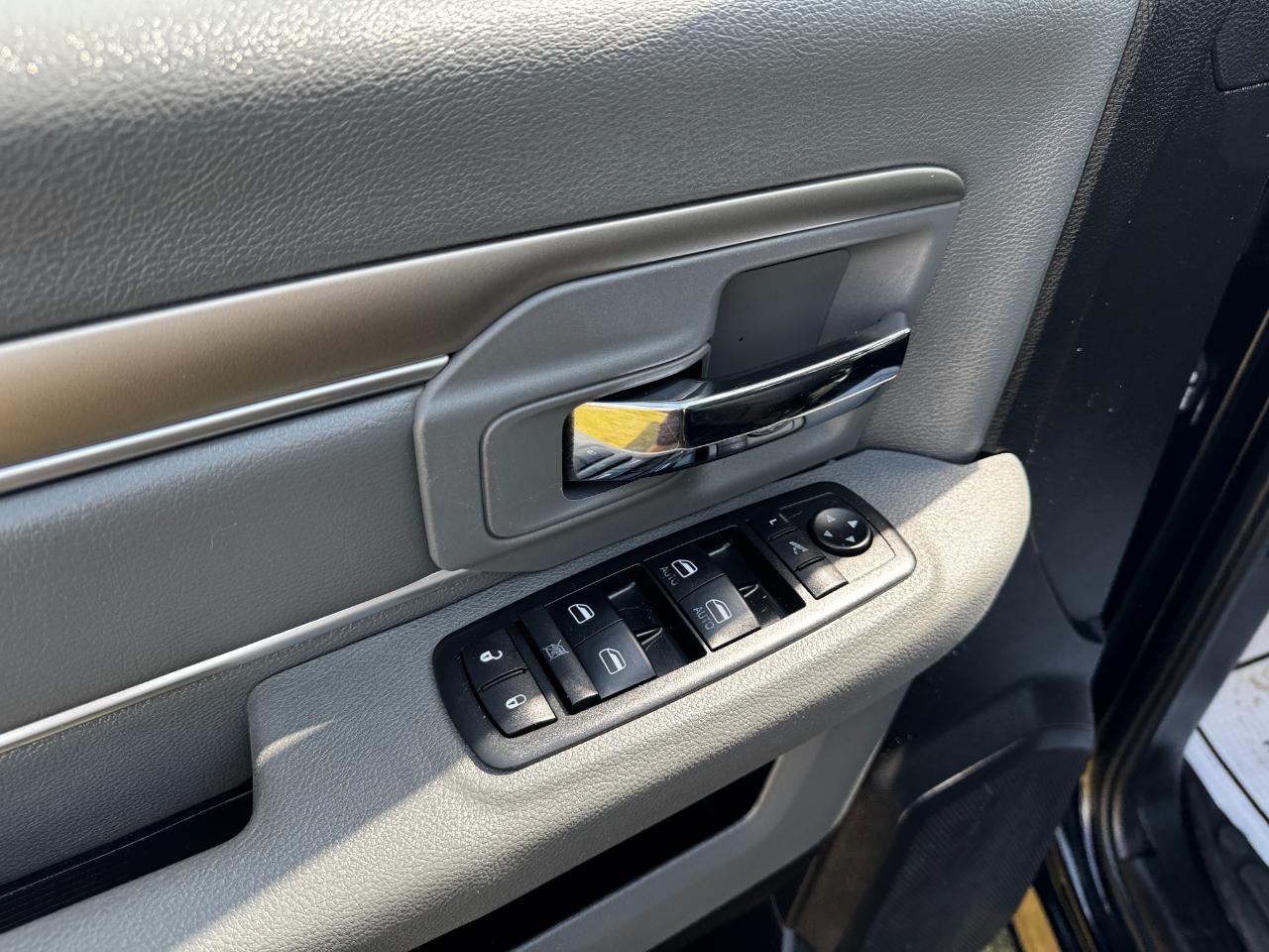 RAM 1500 4WD Crew Cab 140.5" Outdoorsman 2015