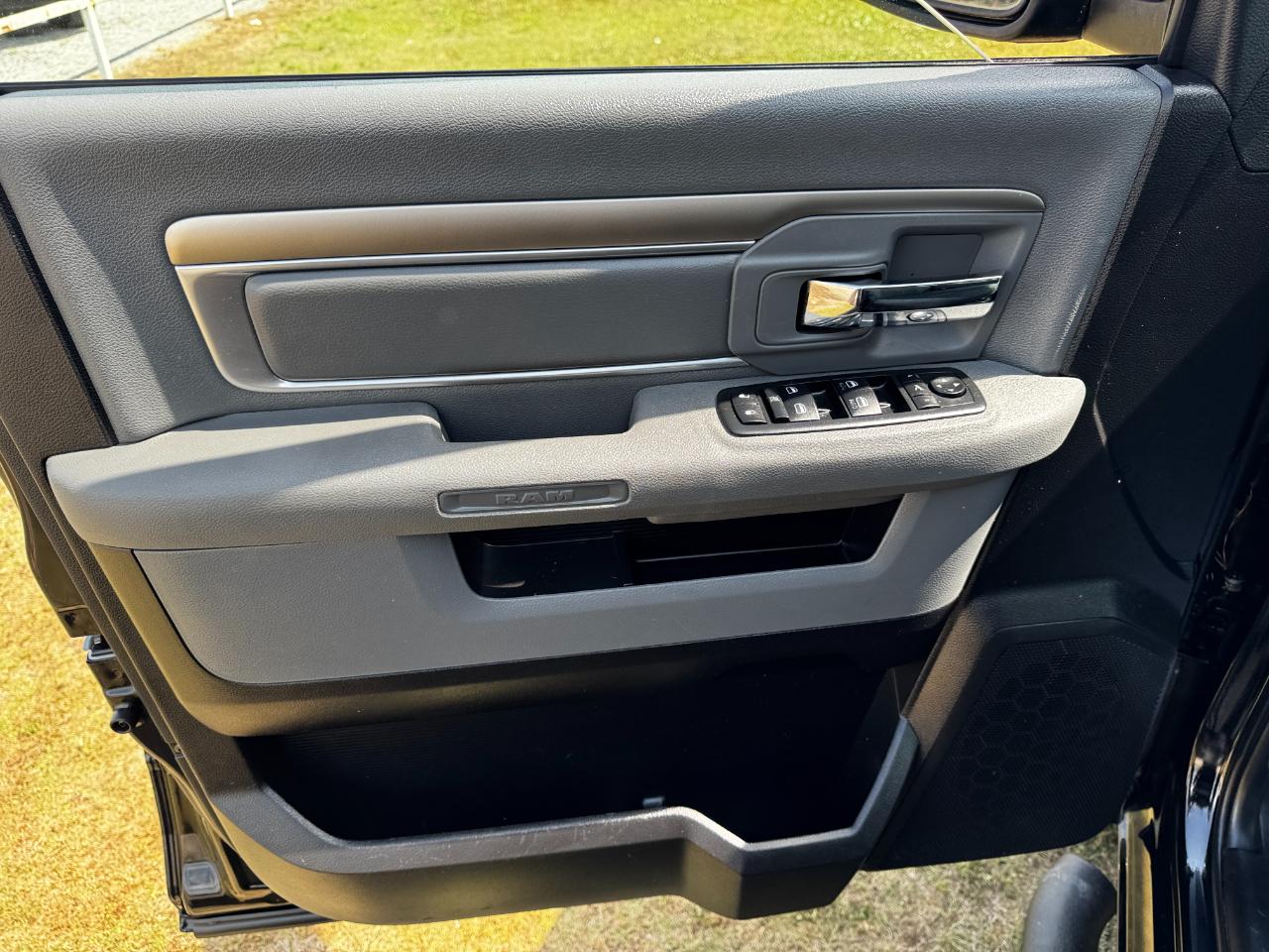 RAM 1500 4WD Crew Cab 140.5" Outdoorsman 2015