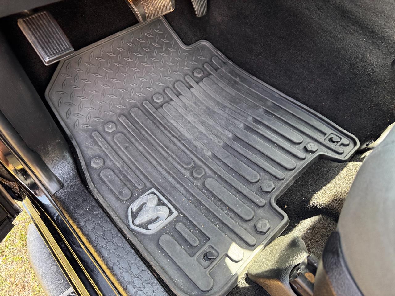 RAM 1500 4WD Crew Cab 140.5" Outdoorsman 2015