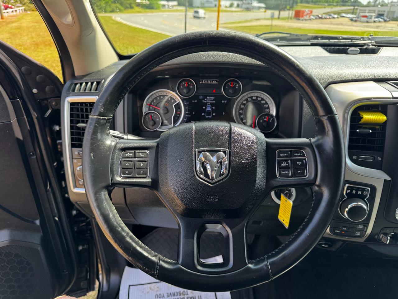 RAM 1500 4WD Crew Cab 140.5" Outdoorsman 2015