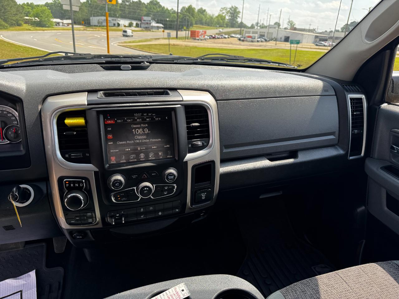 RAM 1500 4WD Crew Cab 140.5" Outdoorsman 2015