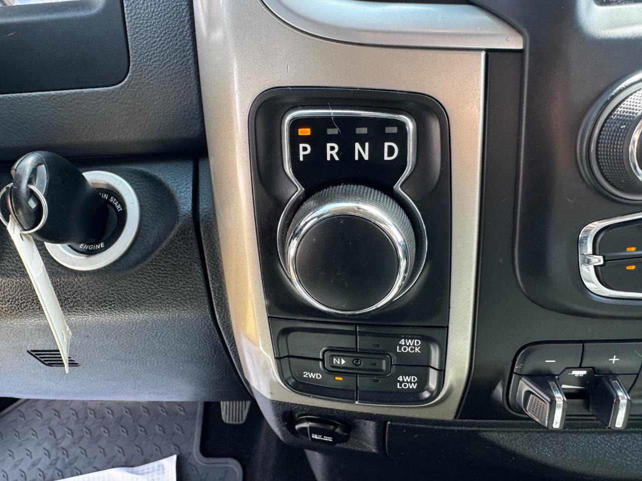 RAM 1500 4WD Crew Cab 140.5" Outdoorsman 2015