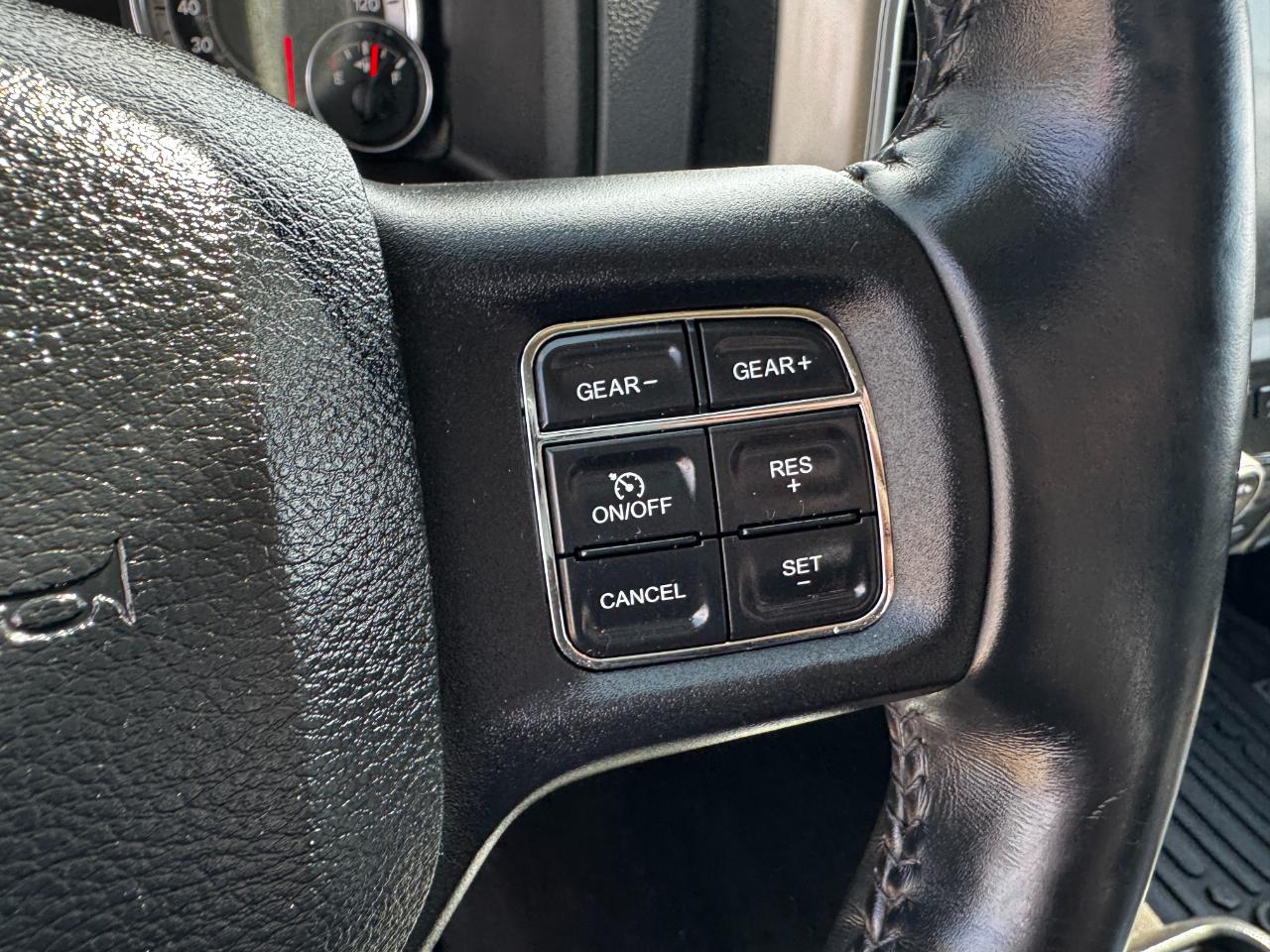 RAM 1500 4WD Crew Cab 140.5" Outdoorsman 2015