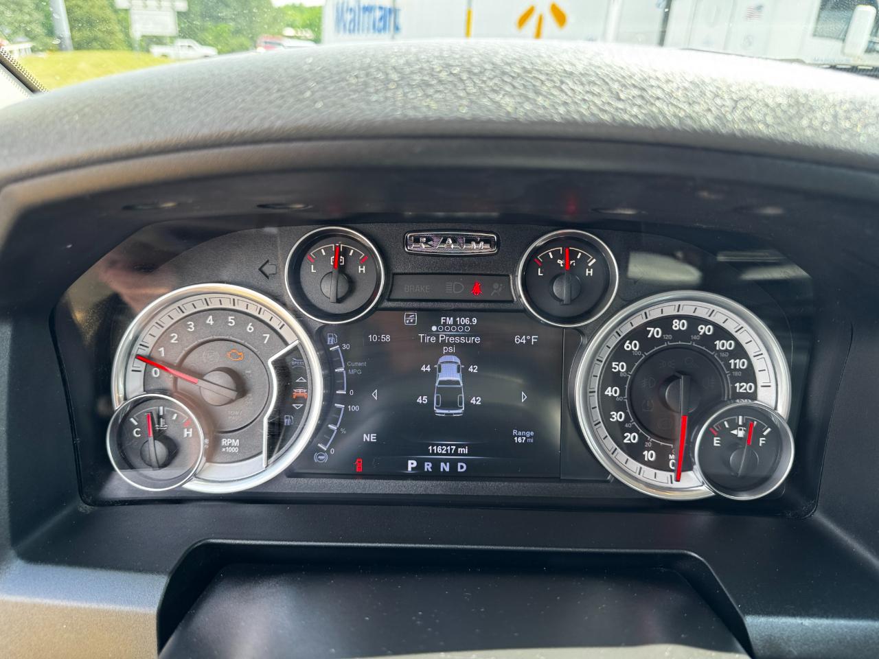 RAM 1500 4WD Crew Cab 140.5" Outdoorsman 2015