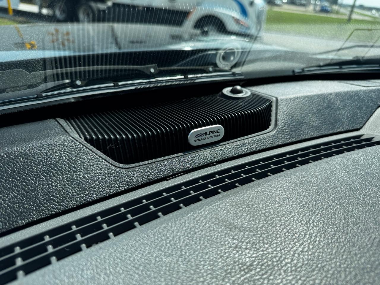 RAM 1500 4WD Crew Cab 140.5" Outdoorsman 2015