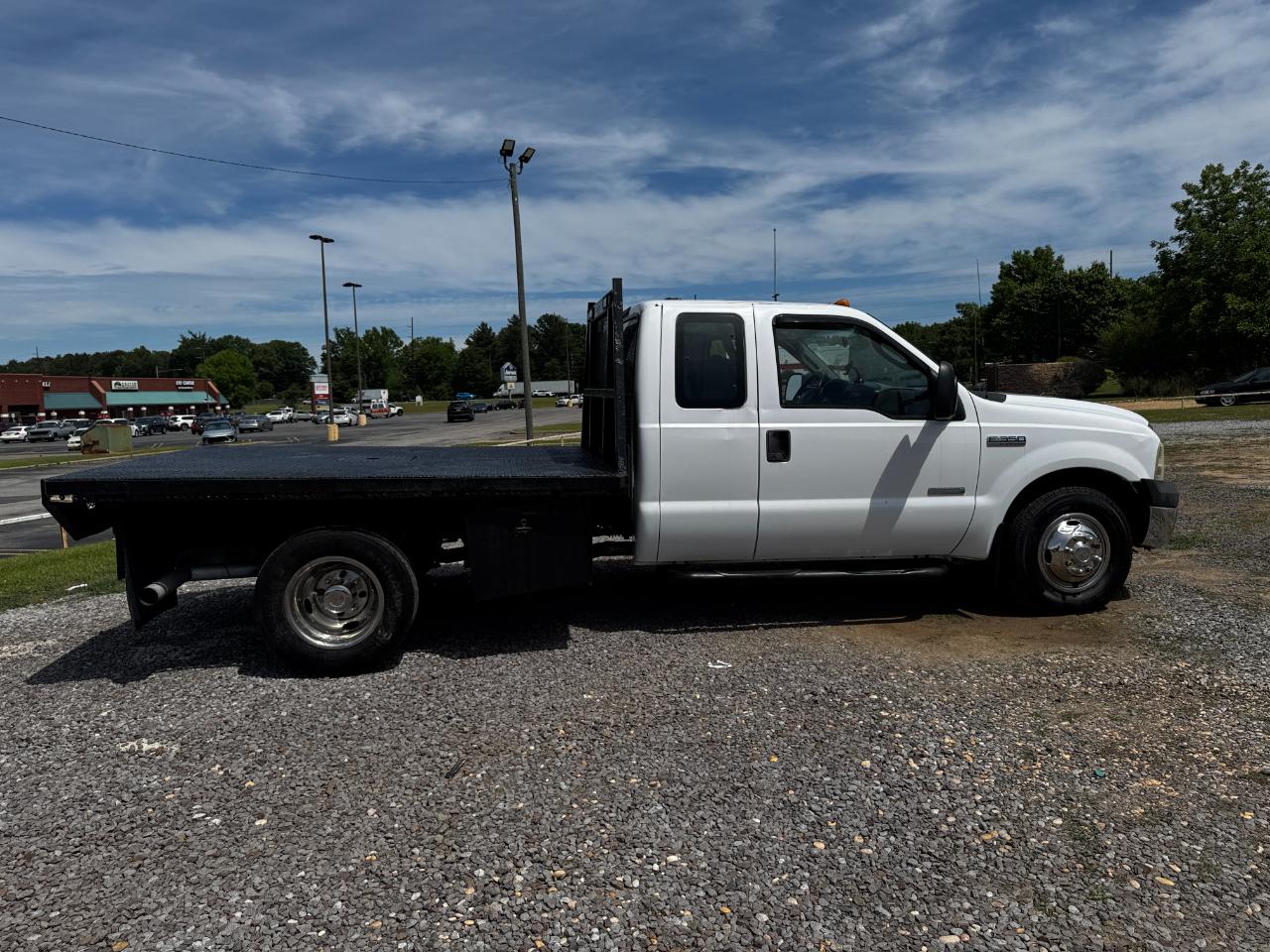 Ford Super Duty F-350 DRW SuperCab 162" WB 60" CA XL 2006