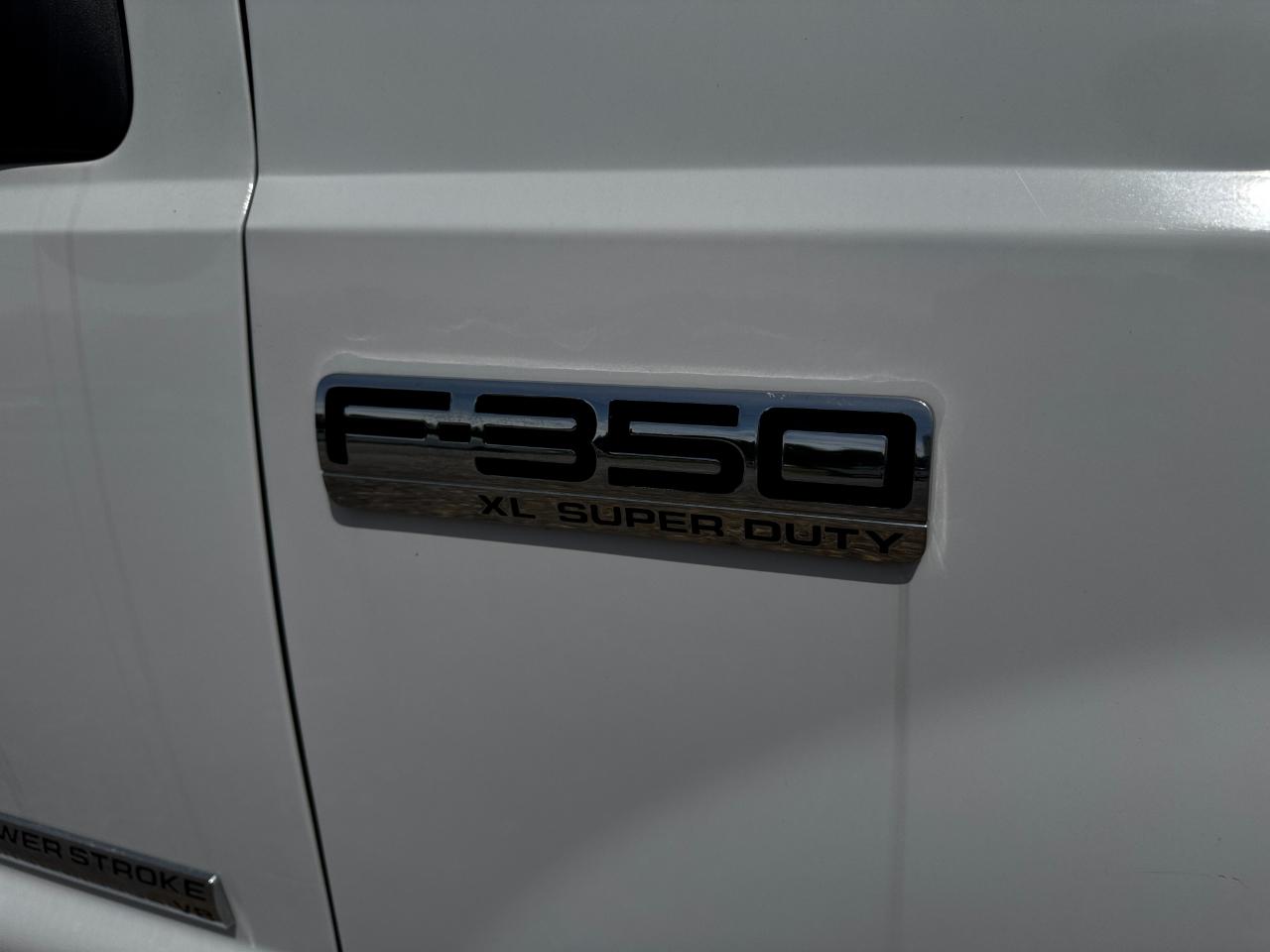 Ford Super Duty F-350 DRW SuperCab 162" WB 60" CA XL 2006