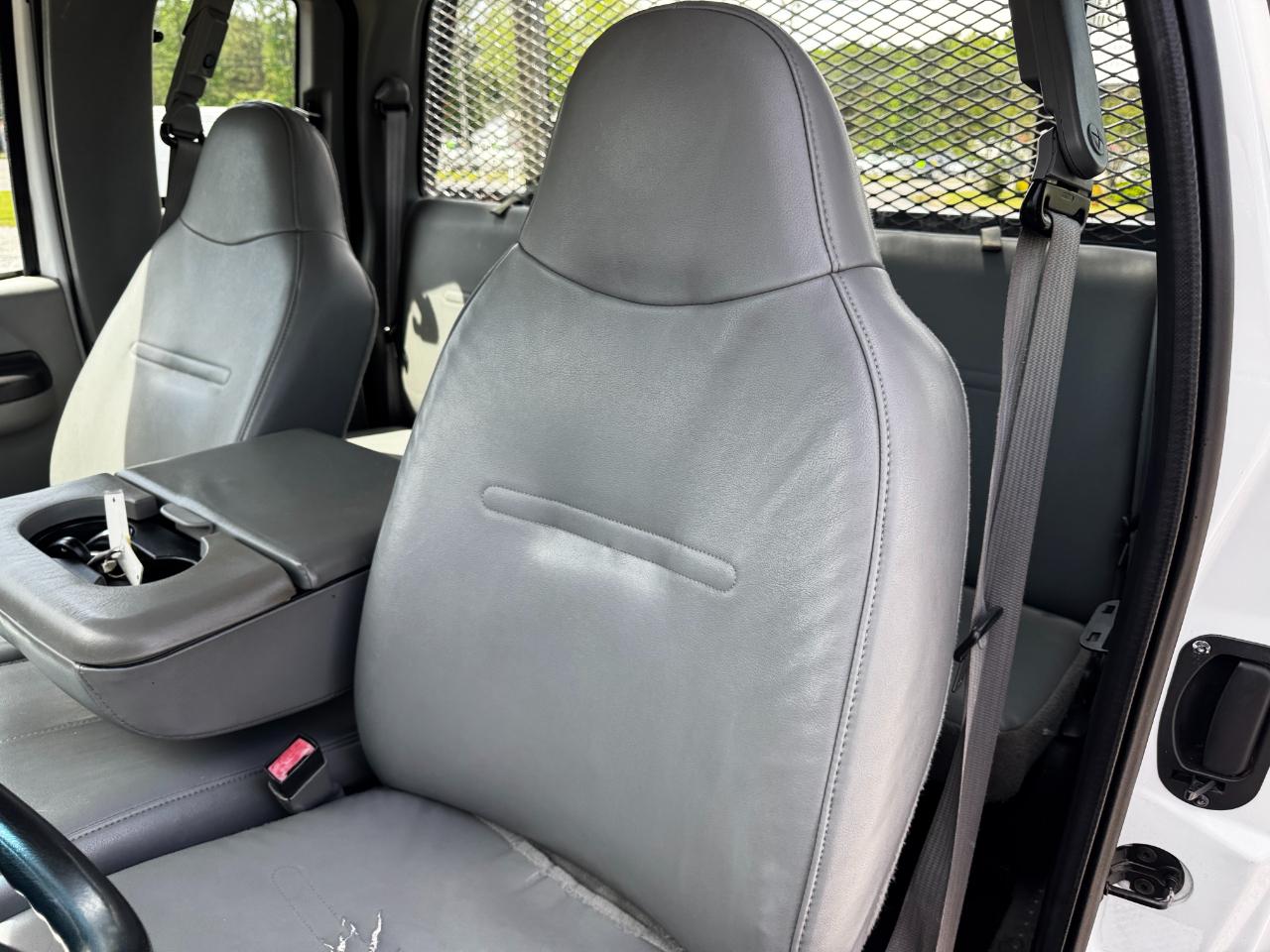 Ford Super Duty F-350 DRW SuperCab 162" WB 60" CA XL 2006